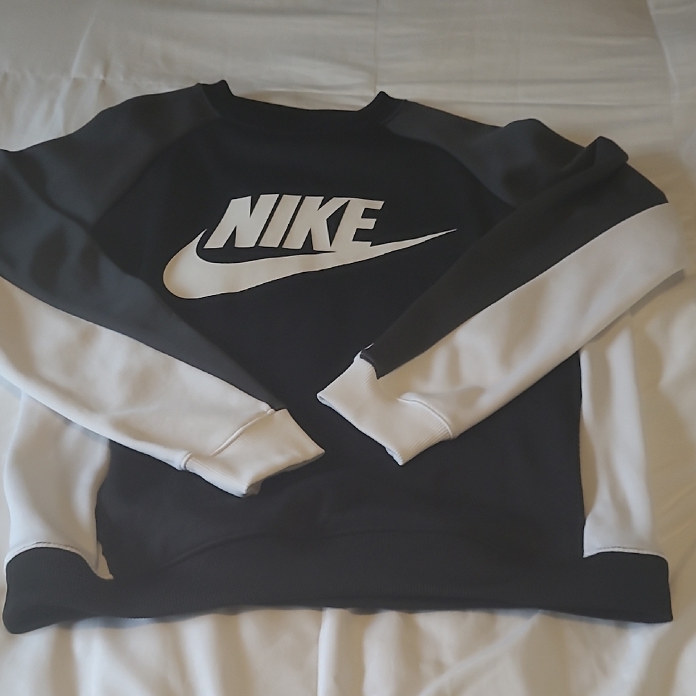 Nike Black and White Crewneck Sweatshirt